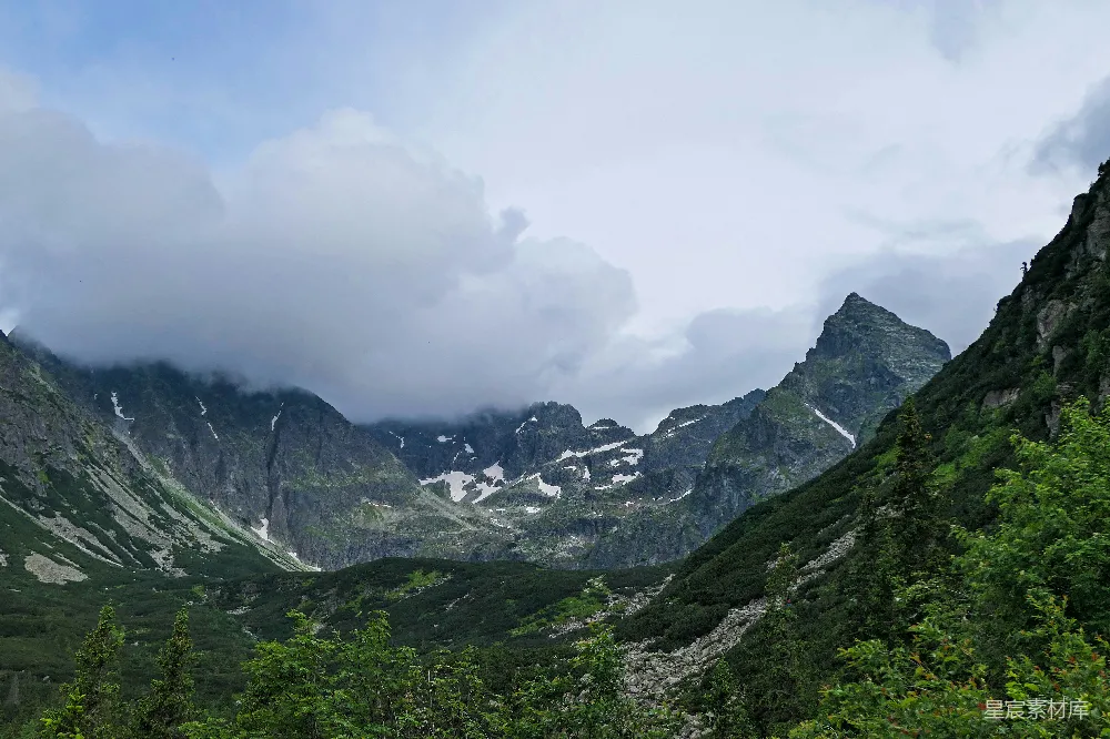 高清摄影  山脉全景，天空中有云。