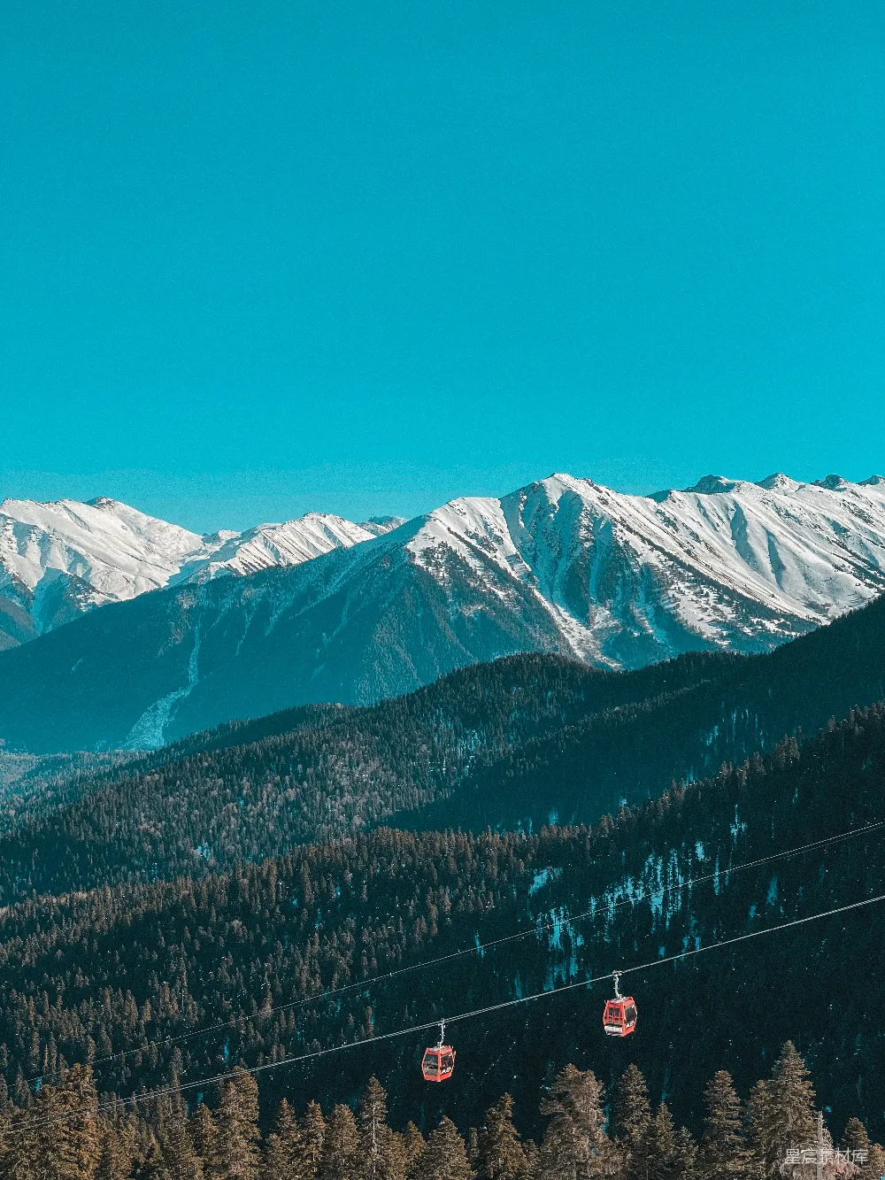 高清摄影  白天蓝天下的积雪覆盖的山