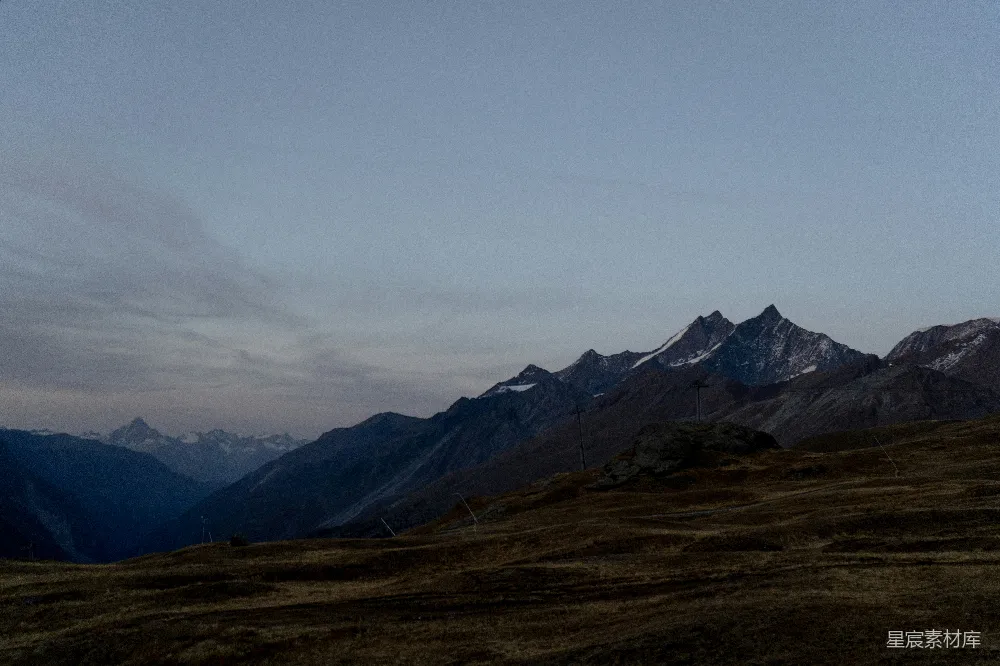 高清摄影 自然 壁纸 一幅山峦环绕的景色