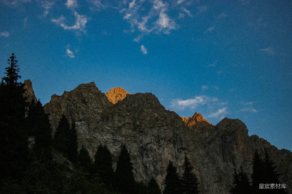 高清摄影  一座岩石山上有树木