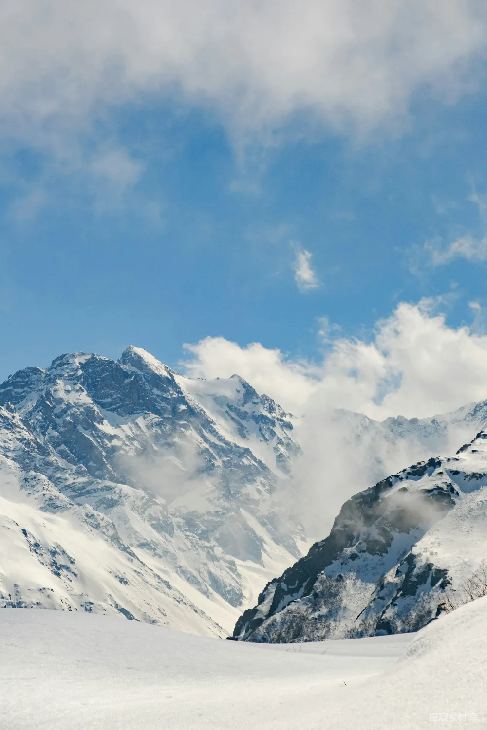 高清摄影  蓝天白云下的雪山高峰