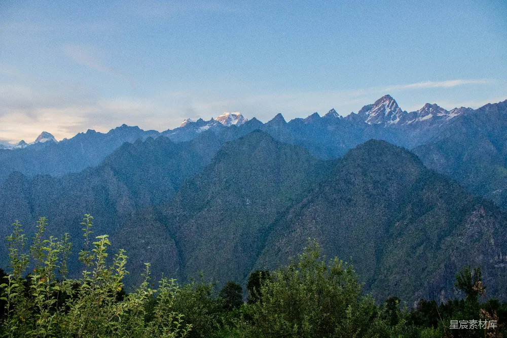 高清摄影  白天山旁的绿树