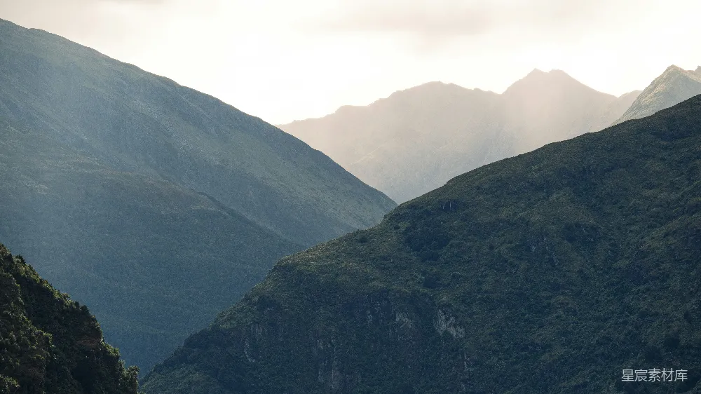 高清摄影  在雾蒙蒙的晴空下，层层叠叠的青山。