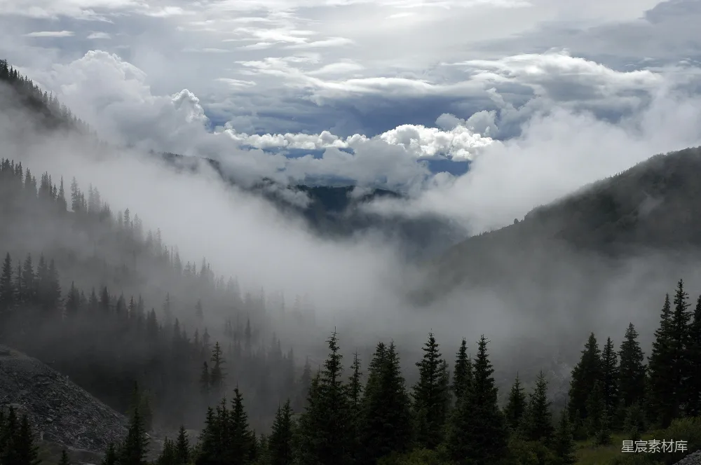 高清摄影  户外拍摄被雾气环绕的山景