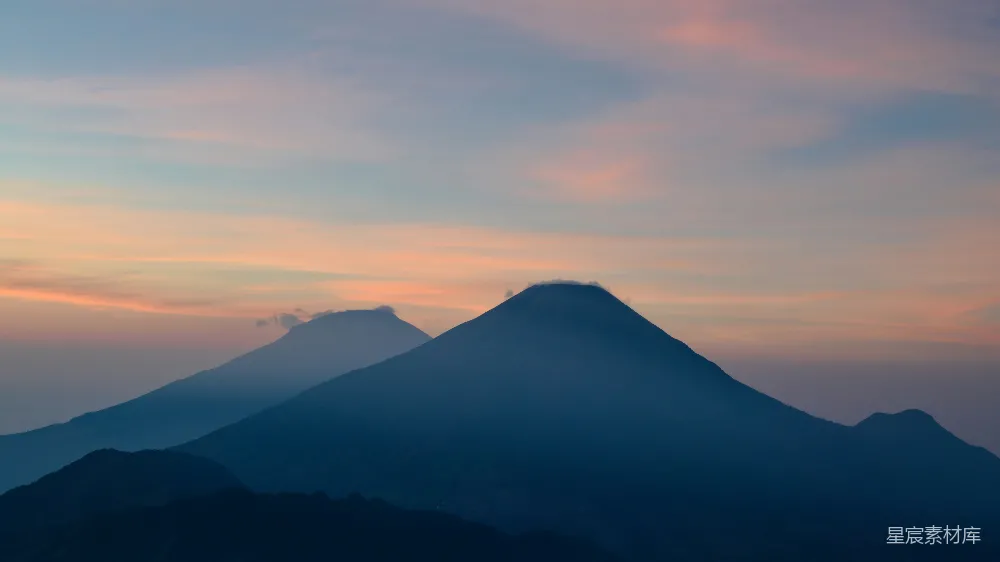 高清摄影 壁纸 旅行 自然 一架飞机上看到的日落时分的山景
