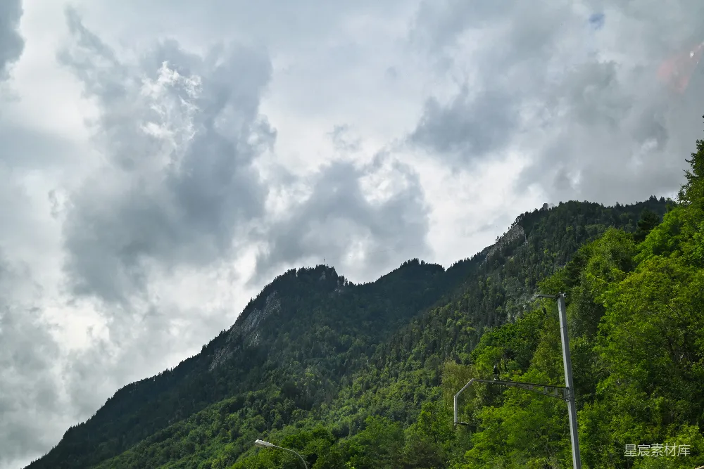 高清摄影  一座山的景色，天空中布满了云层。