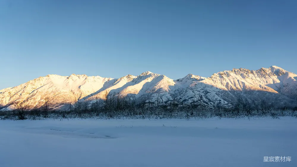 高清摄影 壁纸 自然 一片覆盖着积雪的田野，背景中有山脉。