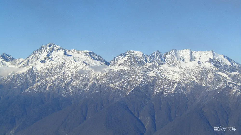 高清摄影  一座被积雪覆盖的山脉的景象