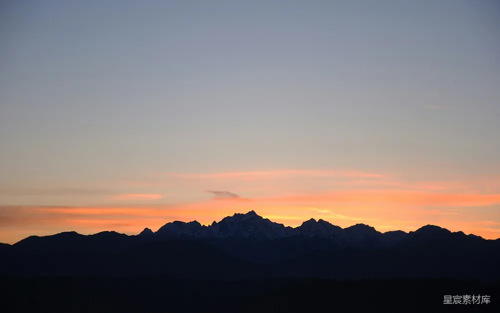高清摄影  夕阳正缓缓落下，远处的群山沐浴在金色的余晖之中。