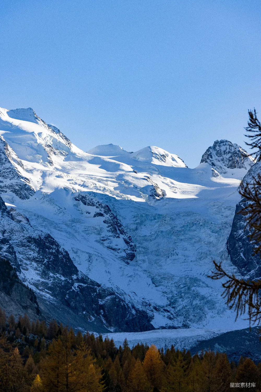 高清摄影  壮观的雪山和秋天的树木。