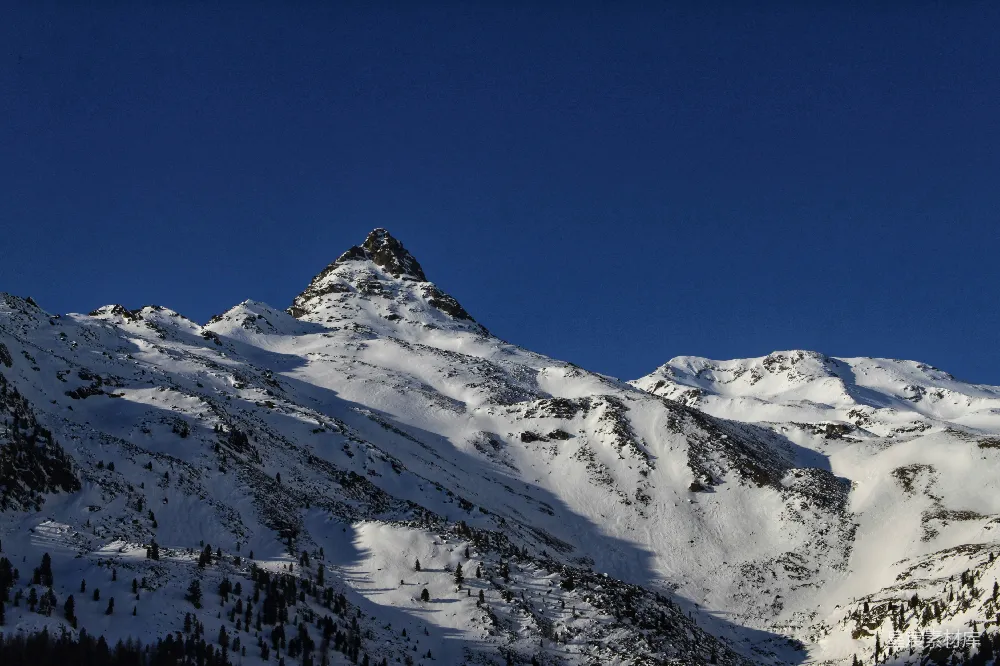 高清摄影 旅行 壁纸 自然 一座被雪覆盖的山峰在蓝天下的景色