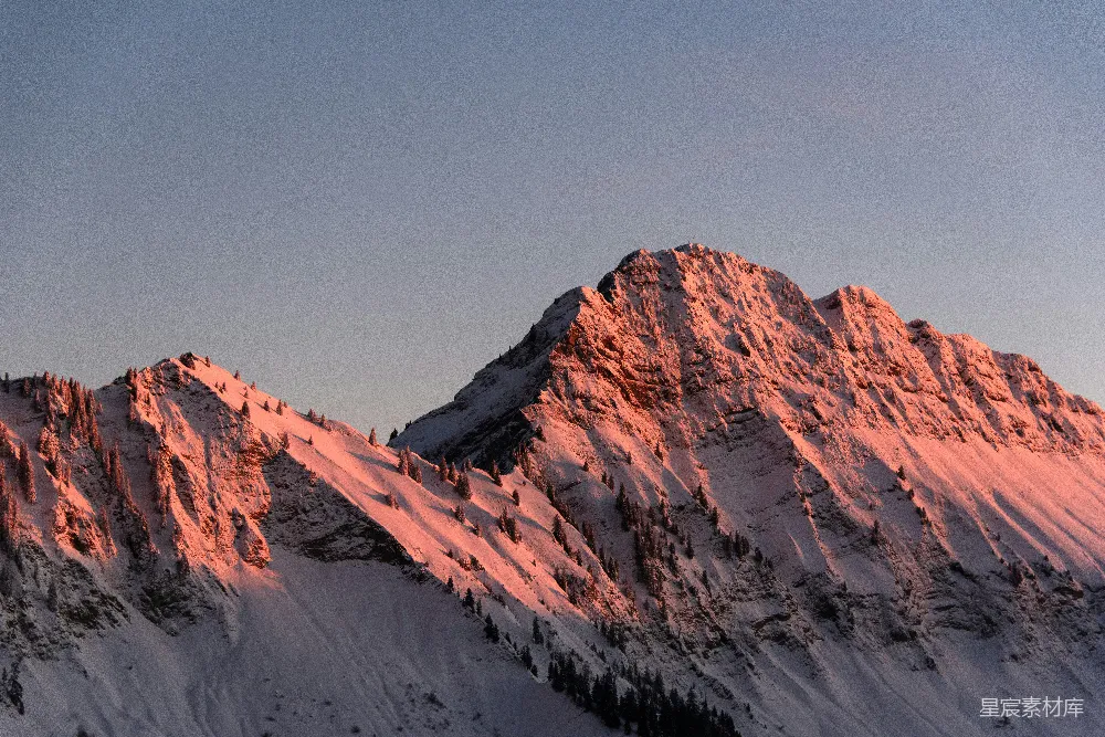 高清摄影 壁纸 自然 被粉色夕阳照耀的积雪覆盖的山峰