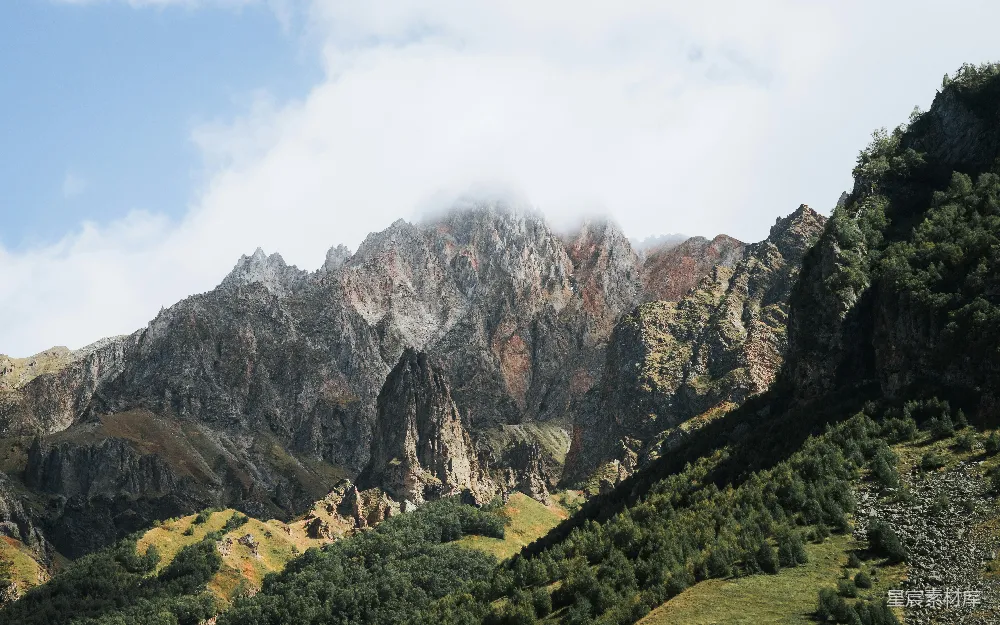 高清摄影 自然 旅行 壁纸 尖锐的山峰上云雾缭绕，绿树成荫。