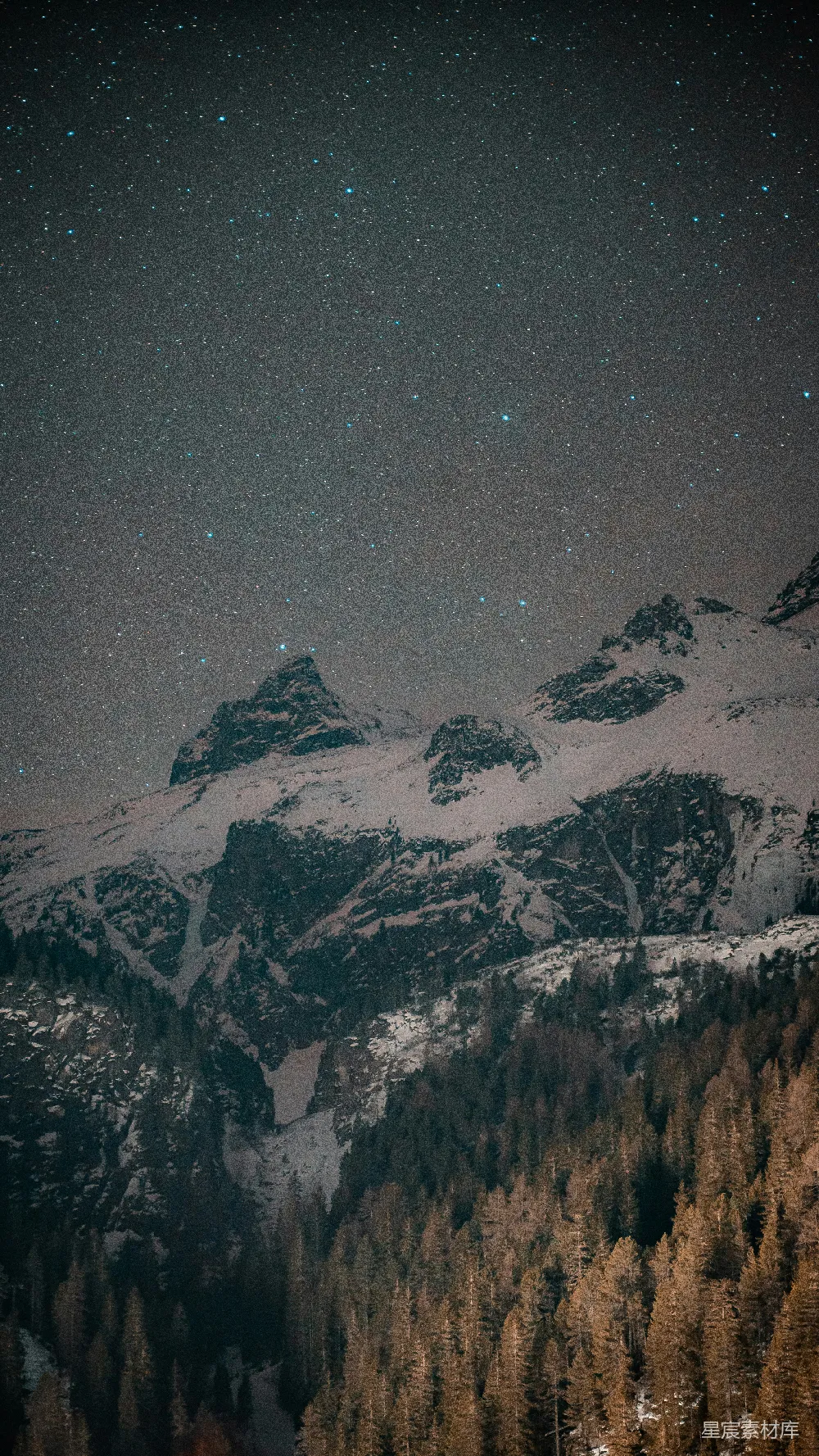 高清摄影  一座覆盖着白雪的山在夜空中