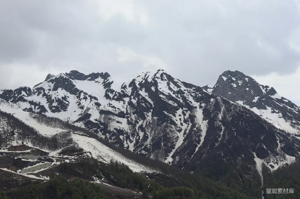 高清摄影  被雪和云雾覆盖的山脉