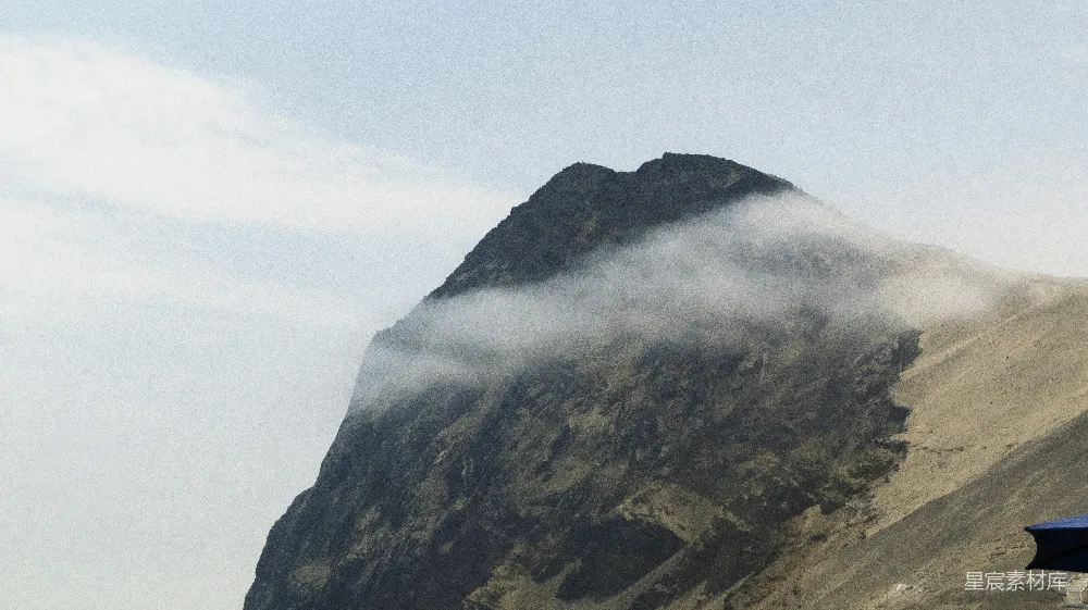 高清摄影  一座高耸的山峰在远处背景中。