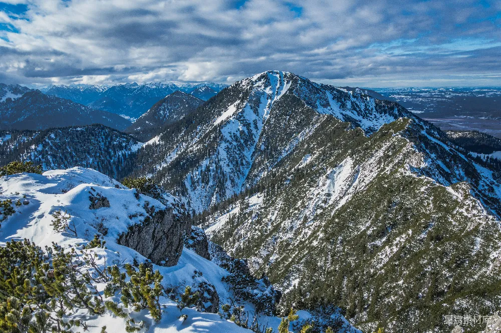 高清摄影  白天多云的天空下覆盖着积雪的山峰