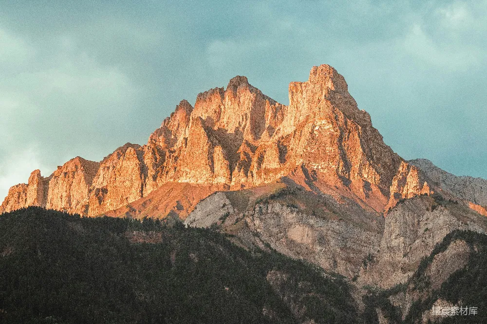 高清摄影 壁纸 自然 一座有大岩石山顶的山