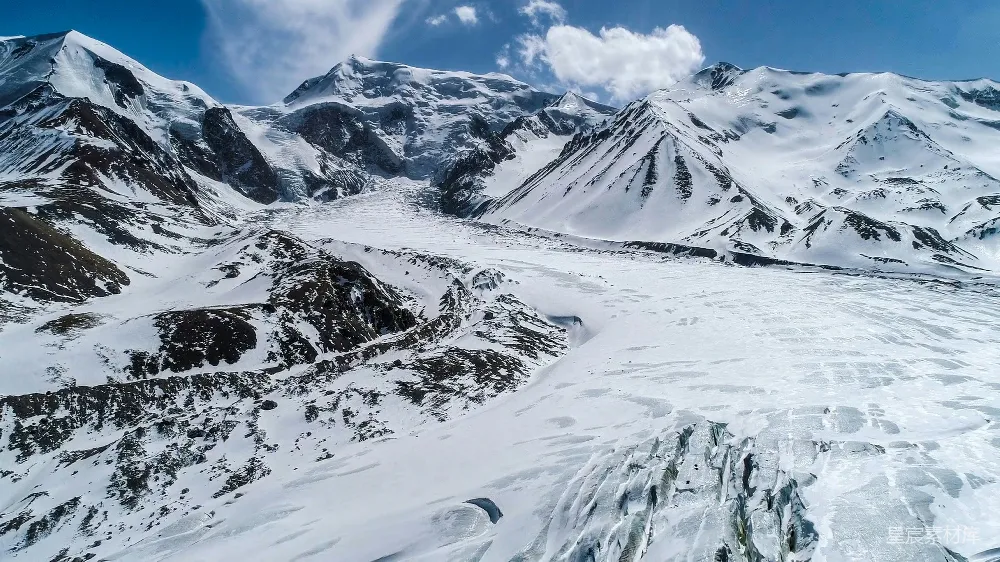 高清摄影 壁纸 一座被雪覆盖的山脉的空中俯瞰图