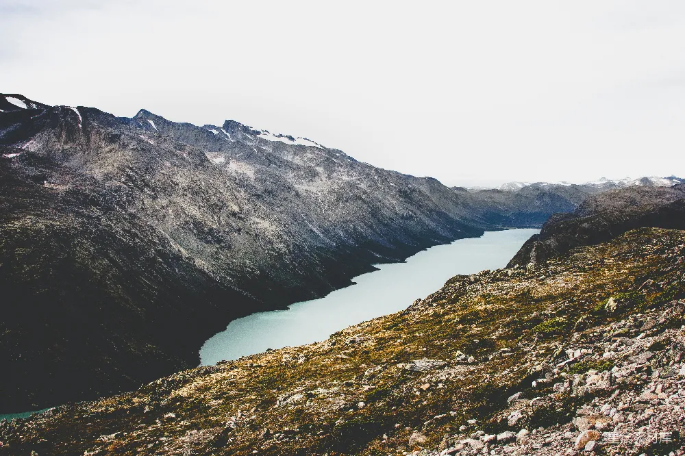 高清摄影  水域全景俯瞰图，周围环绕着群山。