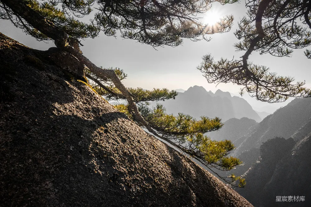 高清摄影  阳光透过山脉照射下来。