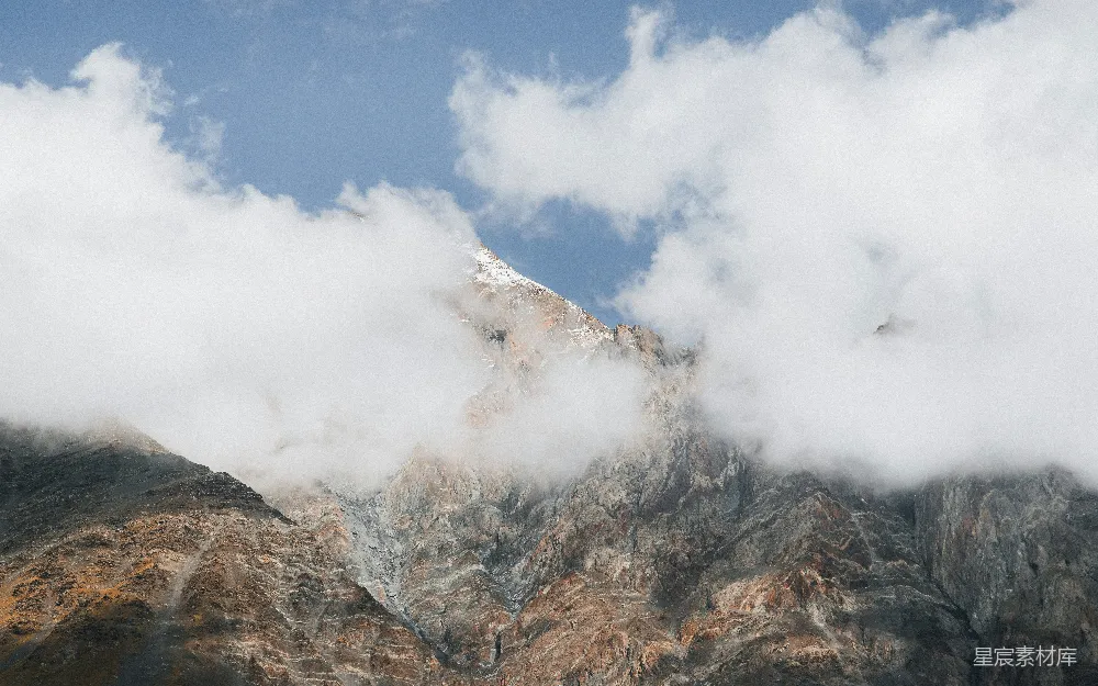 高清摄影 自然 旅行 壁纸 云雾中露出的雪山峰顶