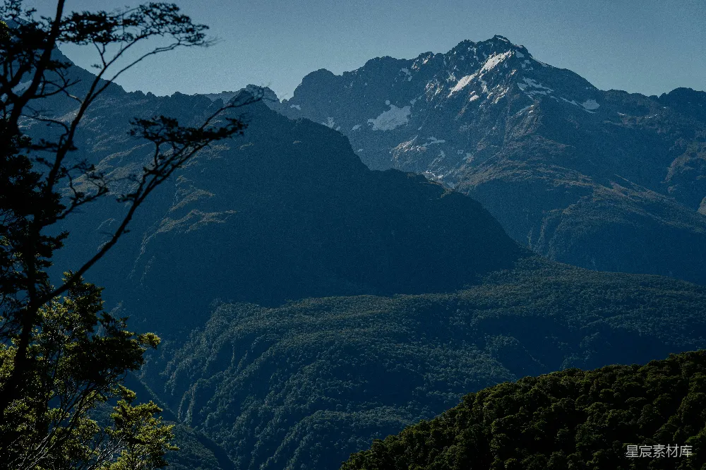 高清摄影  从远处看山脉的景象