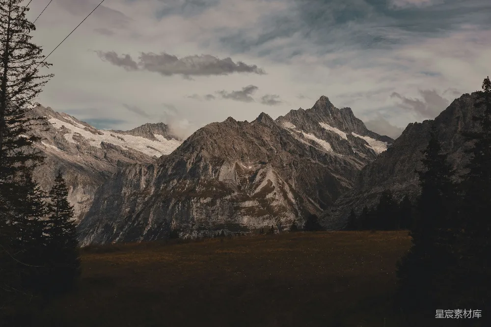 高清摄影  一座山脉的远景，前景中有一根电线杆。