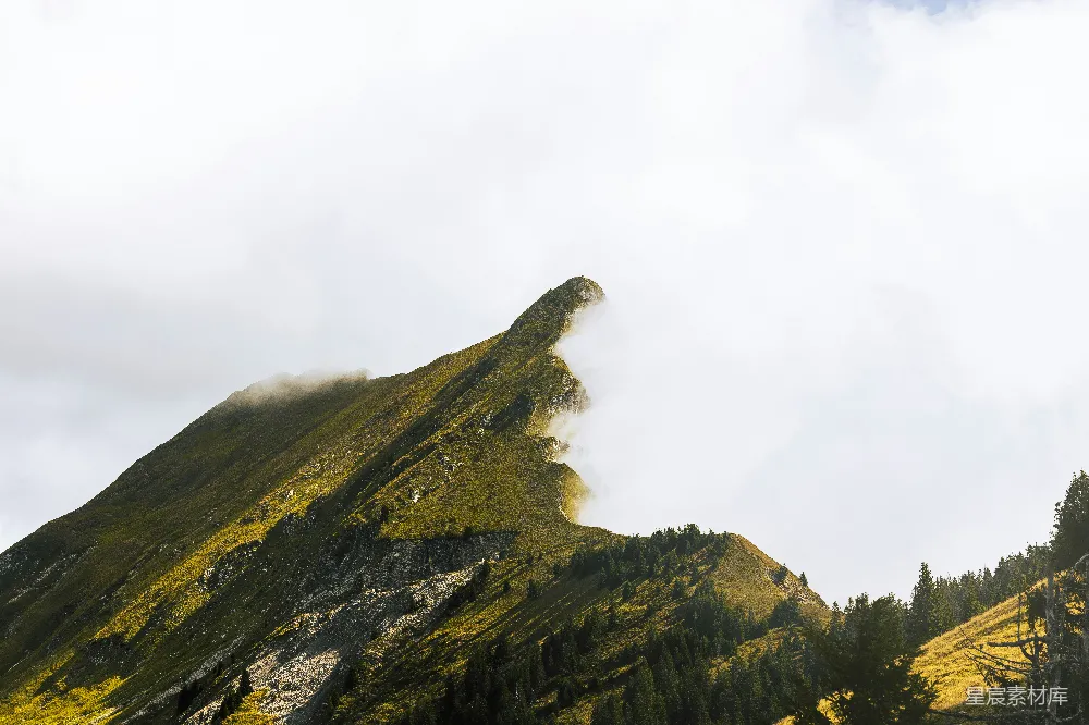高清摄影 壁纸 自然 旅行 崎岖的山峰，覆盖着绿草和云雾