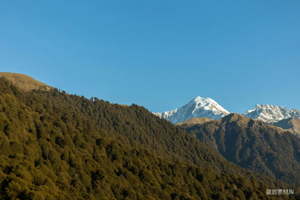 高清摄影  一座雪山覆盖的山脉景观