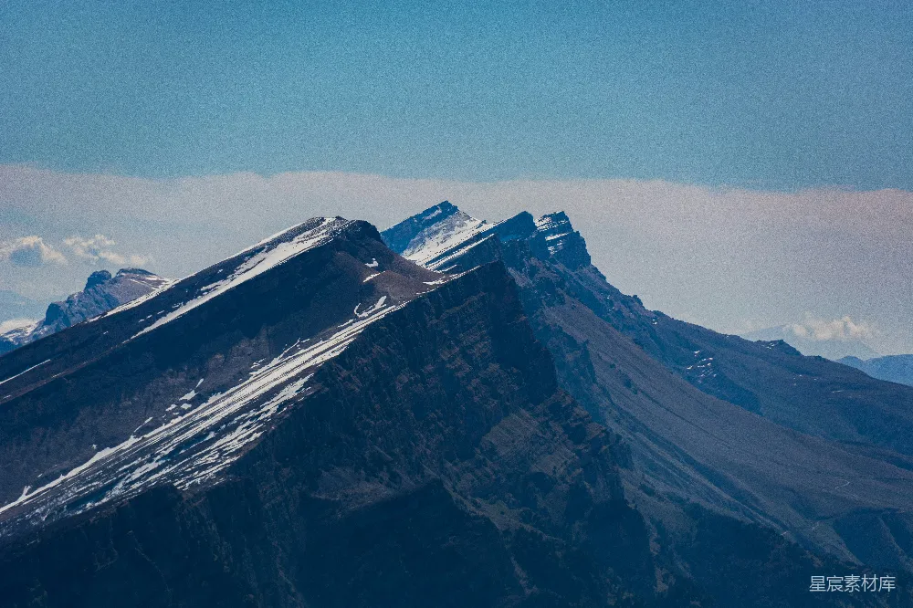 高清摄影 旅行 自然 电影 雪峰连绵，在晴朗的蓝天映衬下