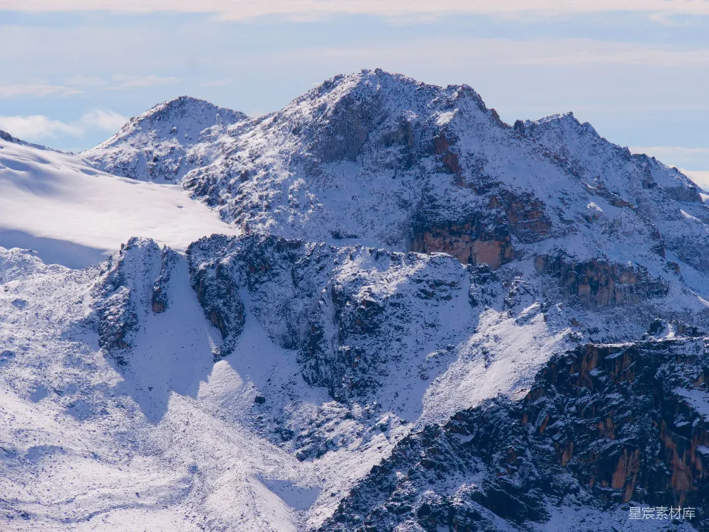 高清摄影  一座覆盖着白雪的山峰在蓝天之下