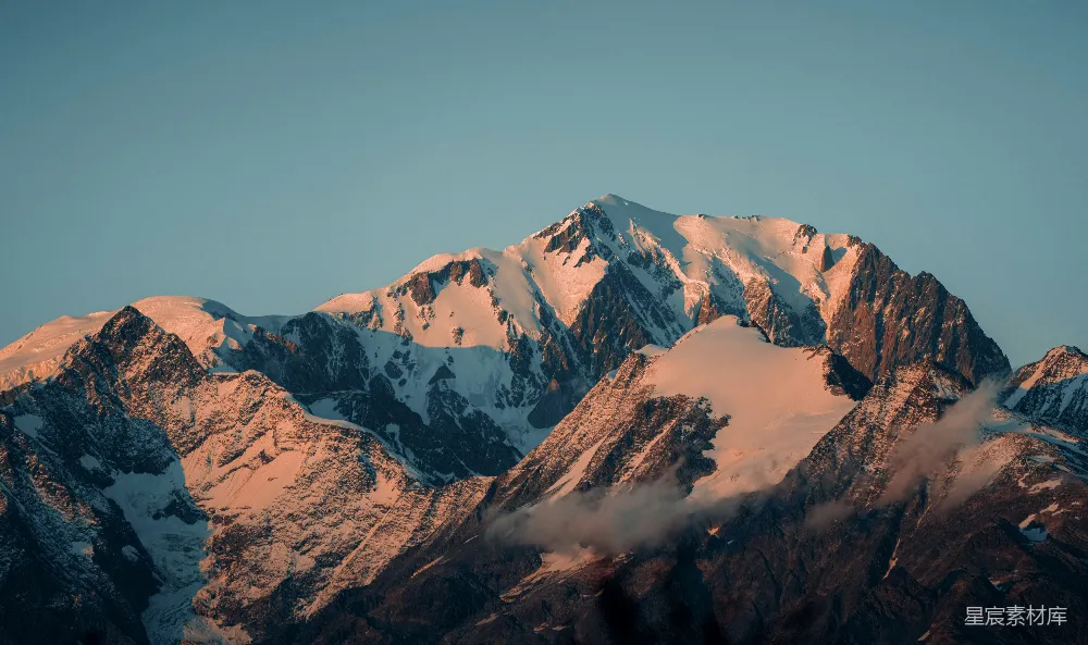 高清摄影 壁纸 自然 旅行 被温暖的夕阳照耀的雪山