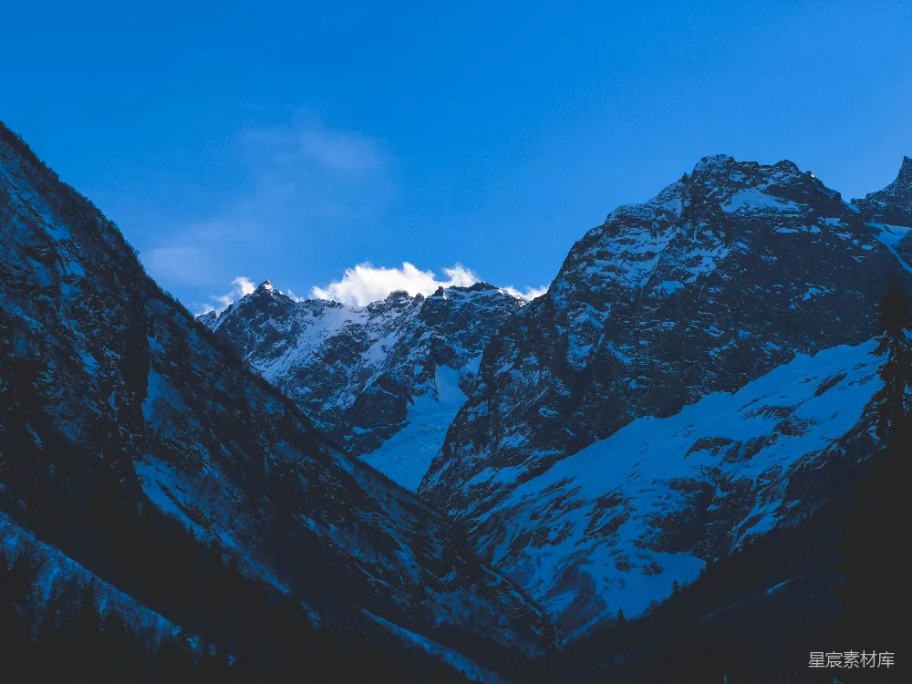 高清摄影  晴朗的蓝天下的雪山峰
