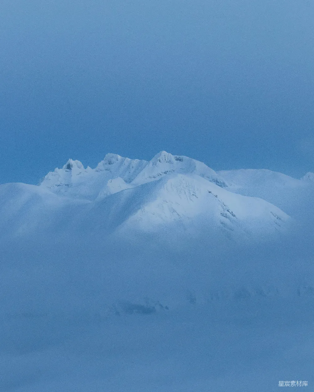 高清摄影  一座覆盖着积雪的山