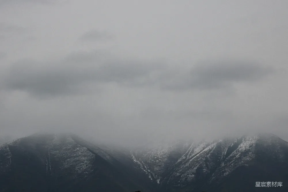 高清摄影 人物 一座覆盖着雪的山脉远景