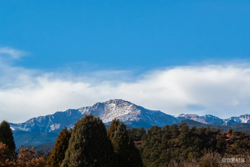 高清摄影  白天，蓝天下的山间绿树