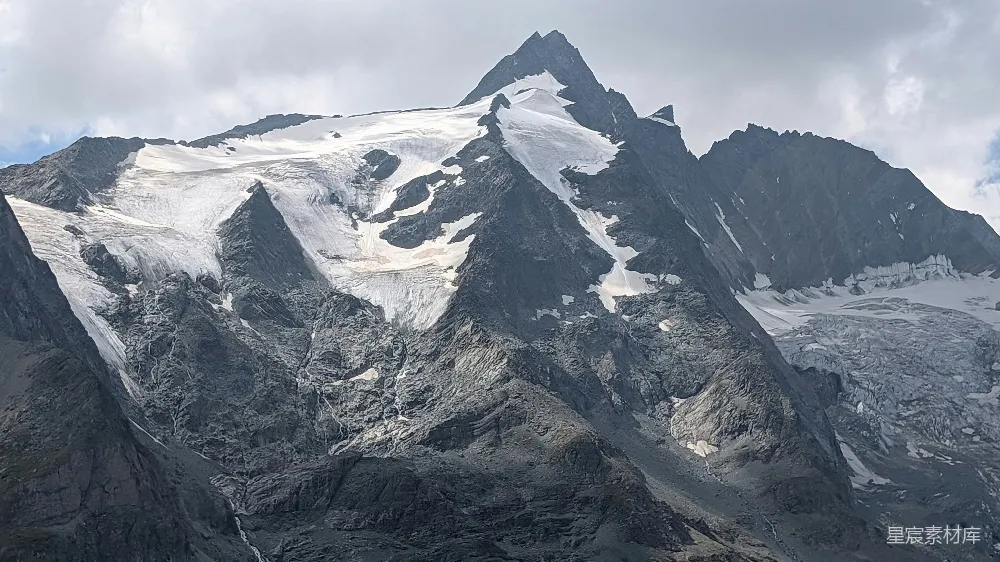 高清摄影  云层覆盖下白雪覆盖的山峰