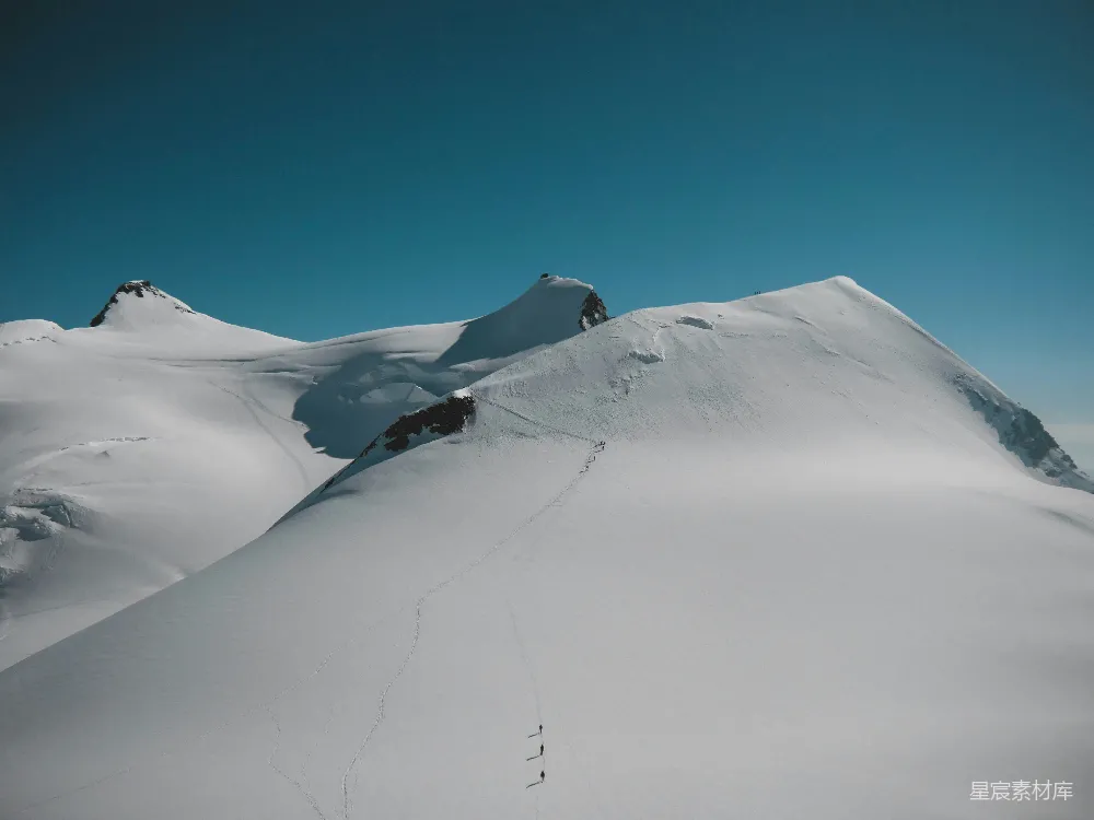 高清摄影  白天，蓝天映衬下覆盖着白雪的山峰