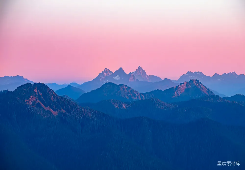 高清摄影 壁纸 自然 日出时分，层峦叠嶂的山峦，天空呈现出粉红色。