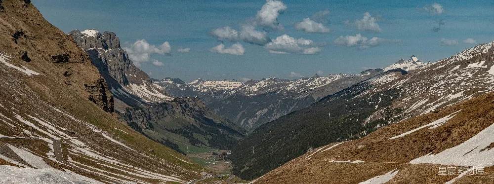 高清摄影  雪覆的群山和山谷在蓝天之下。