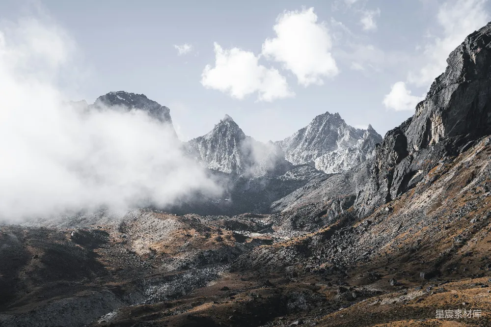 高清摄影 旅行 自然 壁纸 崎岖的山地景观，云雾缭绕，岩石斜坡。
