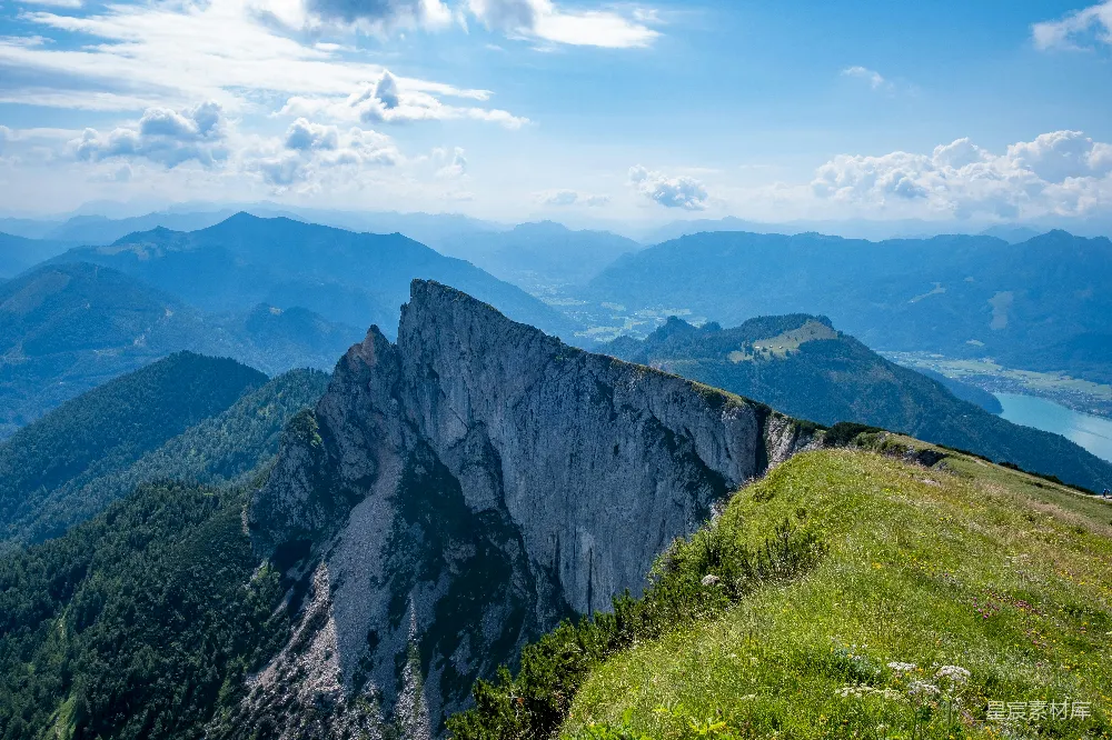 高清摄影  崎岖的山峰，青翠的山丘和蓝天
