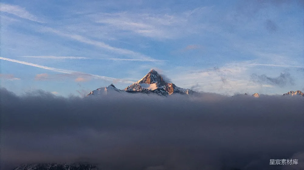 高清摄影  白雪覆盖的山峰从云层中浮现而出