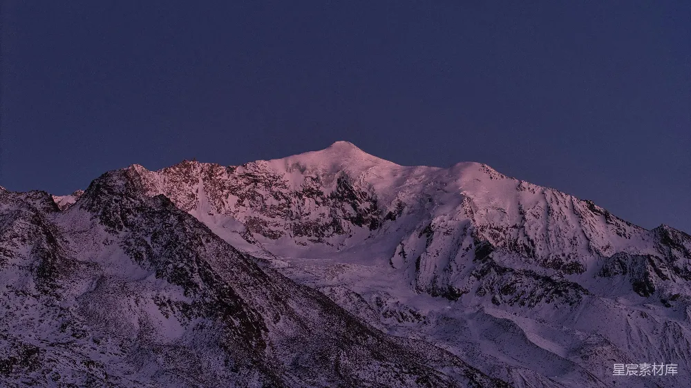 高清摄影  黄昏时分被雪覆盖的山峰