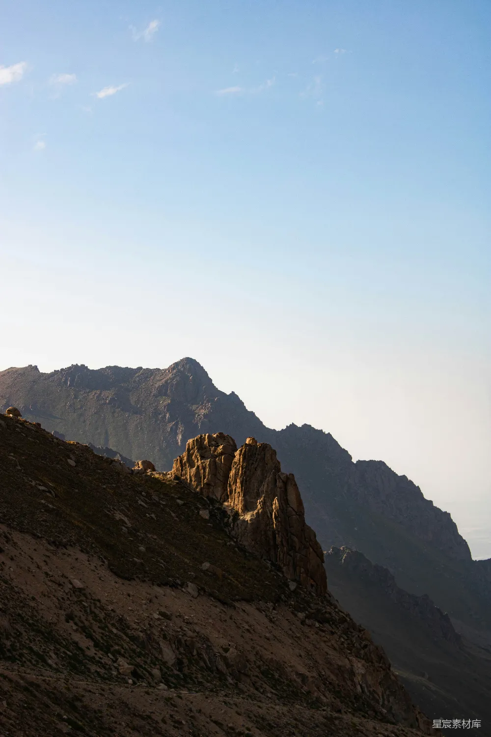 高清摄影  一座岩石山和蓝天