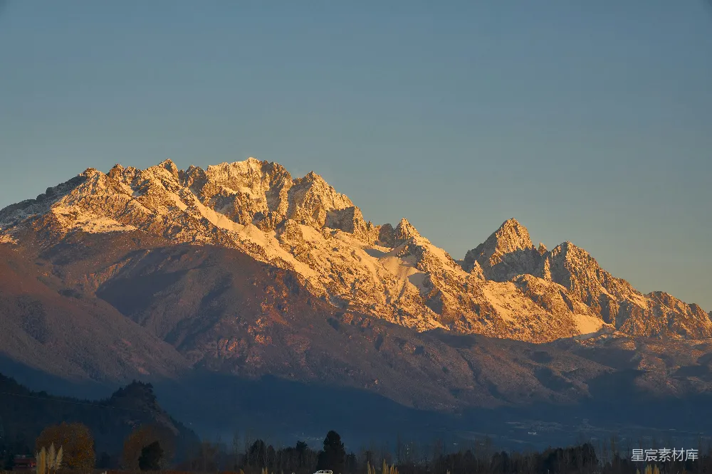 高清摄影  被金色夕阳照亮的雪山