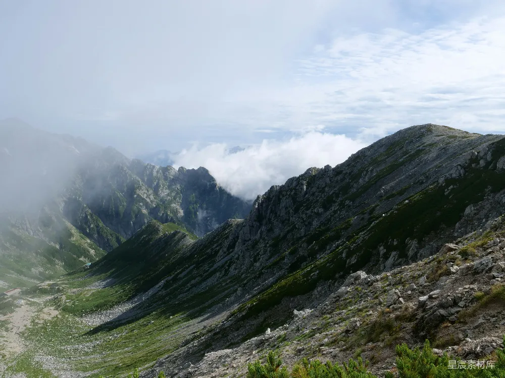 高清摄影  山脉远景，低垂的云层