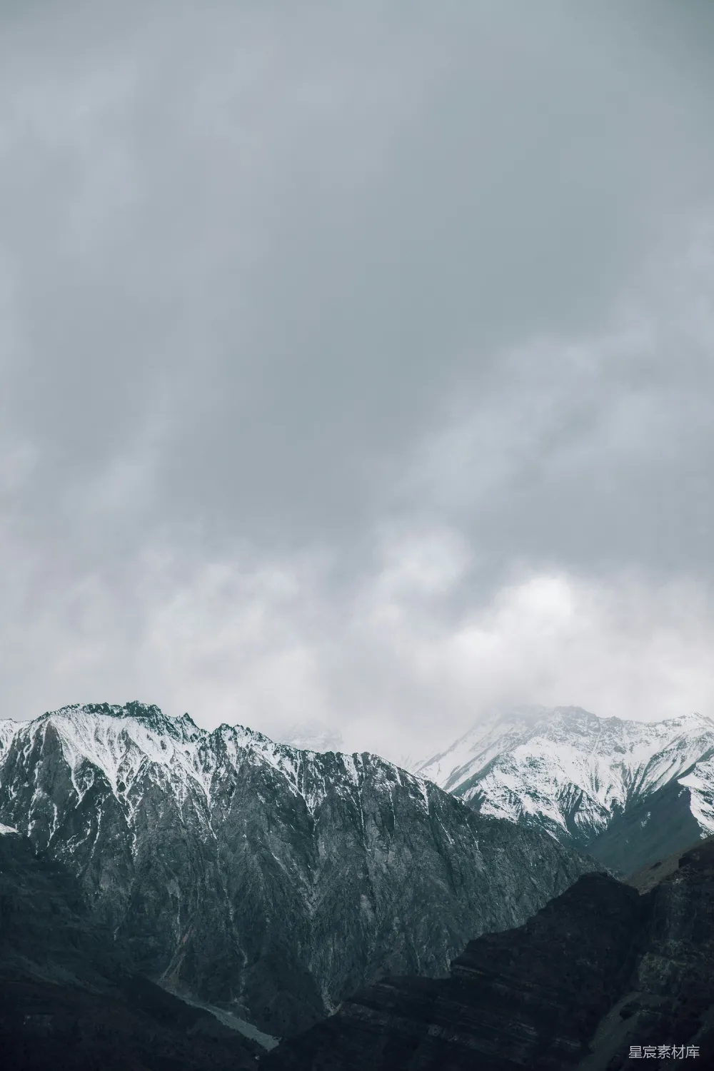 高清摄影  白天覆盖着积雪的山峰
