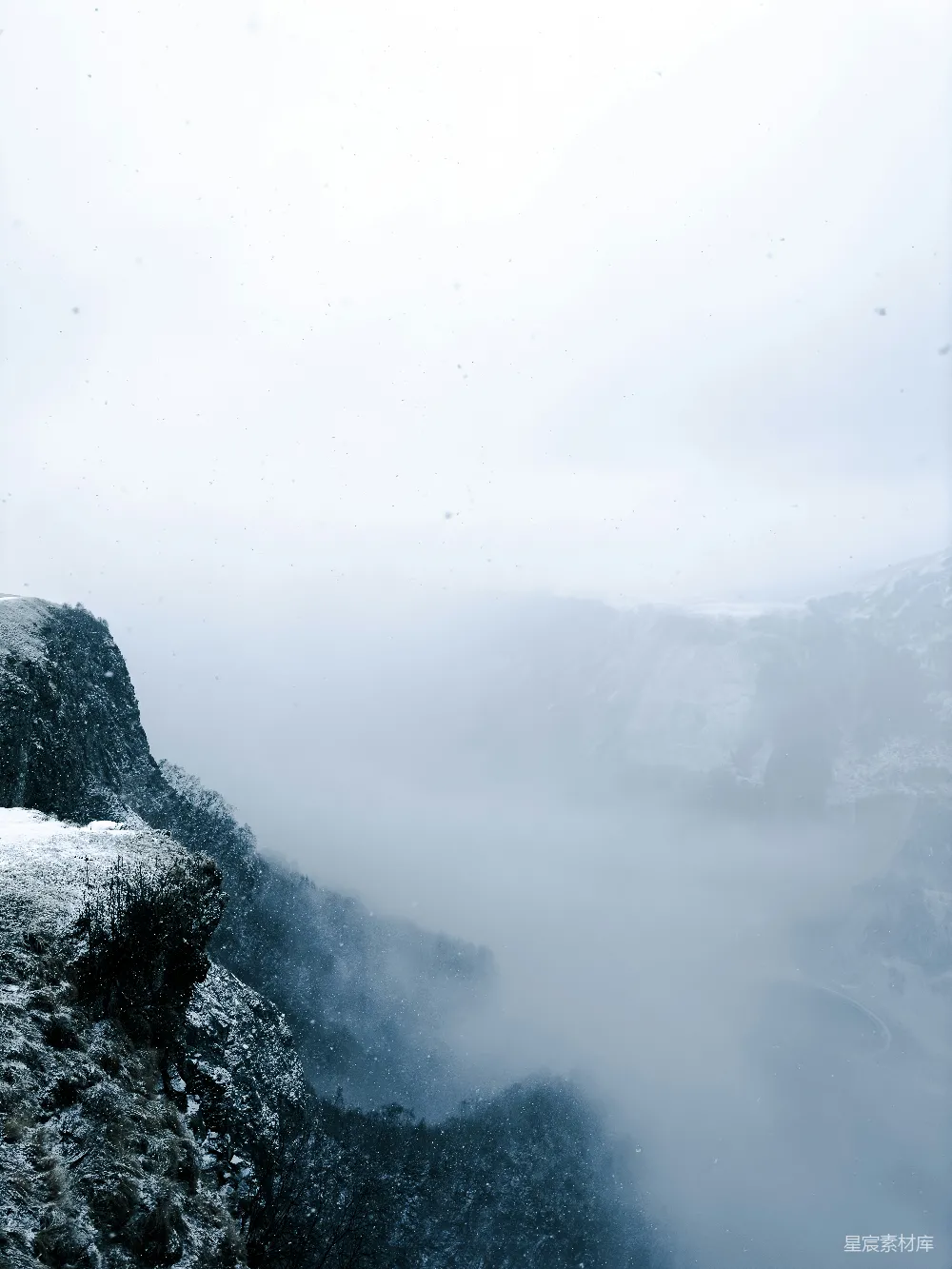 高清摄影  站在被雪覆盖的山顶上的人